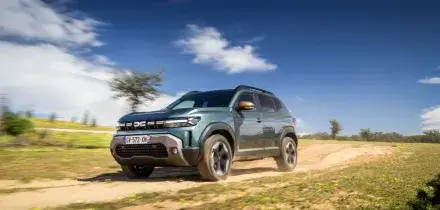 Dacia Duster sfida asfalto e offroad con motori ibridi e anima da 4&times;4