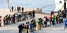 Migranti, il Consiglio Ue approva il nuovo regolamento che accelera i rimpatri e autorizza gli hub nei Paesi terzi