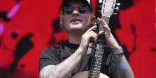 Ed Sheeran dopo la &ldquo;censura Pro Pal&rdquo; ha perso 200mila follower in un giorno. Una radio irlandese cancella le sue canzoni &ldquo;per le proteste degli ascoltatori&rdquo;