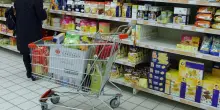 Vendite al dettaglio gi&ugrave; a luglio, calano anche i consumi alimentari: &ldquo;Italiani costretti a una dieta forzata&rdquo;