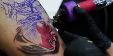 &ldquo;Sostanza tossica pericolosa per la salute&rdquo;: inchiostro per tatuaggi ritirato dal mercato per contaminazione piombo, l&rsquo;allarme del Ministero