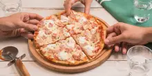 &ldquo;Mia figlia &egrave; sempre sola&rdquo;: il post di una mamma su Facebook commuove L&rsquo;Aquila. Un pizzaiolo apparecchia una tavolata &ldquo;per creare comunit&agrave; e conoscersi senza forzature&rdquo;