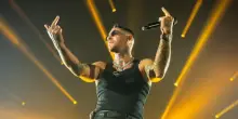Emis Killa a Milano: &ldquo;Fan***o alle leggi italiane, che se mi entra un ladro in casa e gli spacco la testa sono pure io il criminale. Fan***o anche a me e a chi mi sopporta&rdquo;