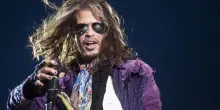 “In fumo 1.3 milioni di euro destinati a un polo museale per il cantante e a una scuola di musica mai realizzata”: Steven Tyler denuncia il Borgo del nonno