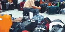 Bagaglio in ritardo, smarrito o rubato in aeroporto: cosa fare se la valigia non arriva e gli errori da evitare per non perdere il rimborso