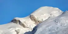 Frana sul Monte Bianco, tre alpinisti italiani coinvolti: un morto e un ferito in Alta Savoia