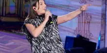 Emma a Milano: &ldquo;Provano a farmi del male, ma rinasco migliore. Non mi frega un ca**o delle vostre offese, siete diavoli che bruciano dentro le chiese&rdquo;. Ad applaudirla Stefano De Martino. Si accende l&rsquo;ipotesi Sanremo 2027?