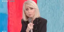 &ldquo;Possiamo trasformarci in faccia, piallarci, ringiovanirci ma la nostra fertilit&agrave; si perde. Da galline ovaiole diventiamo galline da brodo, dircelo da sole vuol dire riderci sopra&rdquo;: cos&igrave; Luciana Littizzetto