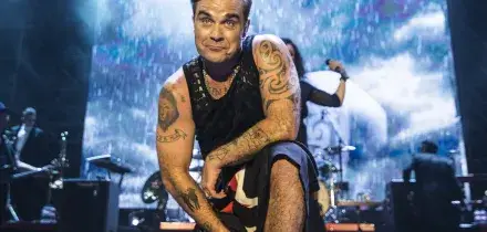 “Le inizioni che faccio per perdere peso mi fanno peggiorare la vista ma non importa, continuerò finché non sarò cieco. E il prossimo anno faccio un lifting”: parla Robbie Williams