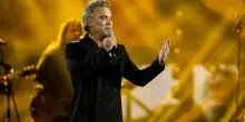 “Mia madre ha la demenza, non sa più chi sono. Mio padre il Parkinson e non può uscire di casa. È strano essere adulti, non sono pronto”: Robbie Williams commuove dal palco
