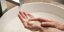 Qual &egrave; il miglior sapone per le mani? La classifica di Altroconsumo ribalta le aspettative: vincono i low cost, male alcuni marchi storici