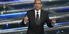 Accendi la televisione, vedi Carlo Conti e il tempo si annulla: siamo nel 2005? O nel 2032? Tra Tra Taylor Swift e l&rsquo;amico di famiglia, al via il quinto Sanremo dell&rdquo;era contiana&rsquo;
