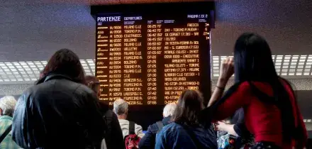Guasto alla linea ferroviaria nel nodo di Milano: cancellazioni e treni in ritardo fino a 60 minuti