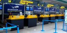 Le nuove regole di Ryanair: check-in e consegna bagagli chiudono un&rsquo;ora prima del volo, ecco cosa cambia da novembre