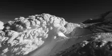 Il monte Mizhirgi si trasforma in una trappola di ghiaccio: alpinisti travolti da una valanga, il bilancio &egrave; drammatico