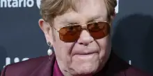 &ldquo;Elton John sta cercando di fare da paciere tra i Beckham. La faida lo rende terribilmente triste, vuole solo che tutti siano felici&rdquo;: la rivelazione