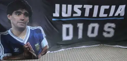 Riparte il processo sulla morte di Maradona: &ldquo;Impediremo l&rsquo;impunit&agrave;&rdquo;. Sette medici rischiano fino a 25 anni di carcere