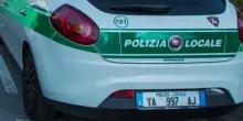 Milano, fa un incidente e poi si aggrappa all&rsquo;altra auto per non farla fuggire: grave un 30enne