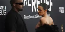 “Camminava per strada indossando solo un bikini di caramelle”: Bianca Censori e Kanye West danno scandalo a New York