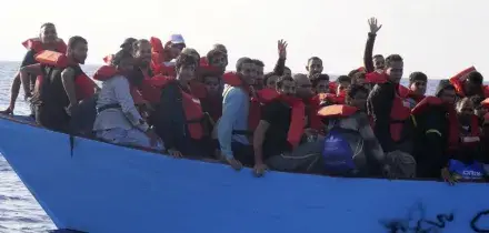 Naufraga nel Mediterraneo barca partita dalla Tunisia, l&rsquo;unico superstite: &ldquo;In 50 sono morti&rdquo;