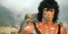 &ldquo;Ora torniamo dove la sua storia ha inizio, parliamo dell&rsquo;uomo prima della leggenda&rdquo;: arriva il prequel di Rambo, Sylvester Stallone annuncia il nuovo film