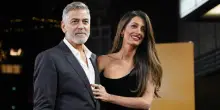Amal Clooney chiede agli amici che invita a casa di lasciare il cellulare in un ‘cestino’: ecco perché