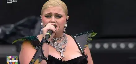 Attacco all&rsquo;Iran, Big Mama bloccata a Dubai: &ldquo;Continuiamo a sentire i missili sulla testa, io sono terrorizzata&rdquo;