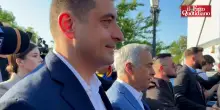 Si vota in Romania: il candidato dell’ultradestra Simion al seggio con l’estromesso Georgescu tra applausi e cori di sostegno (video)