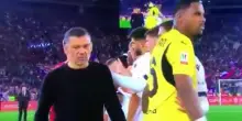 Conceiçao non stringe la mano a Calabria durante la premiazione della Coppa Italia vinta dal Bologna