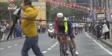 Invade la carreggiata con un tubo flessibile durante la sesta tappa del Giro d’Italia a Napoli: 67enne denunciato