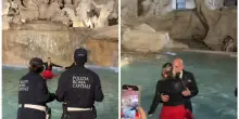 Coppia di sposini si tuffa nella fontana di Trevi per festeggiare le nozze: interviene la polizia per multarli – IL VIDEO