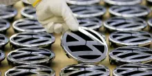Volkswagen, il Ceo: &ldquo;Tagliare altri 50 mila posti di lavoro per la competitivit&agrave;&rdquo;. Veto di sindacati e azionista pubblico