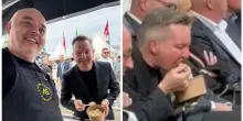 Mangia un piatto di gnocchi durante la messa: il ministro australiano Chris Bowen nella bufera