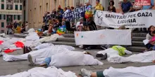 “Meloni si vergogni”, protesta degli attivisti per la pace a Genova: avvolti in lenzuola bianche come le vittime a Gaza