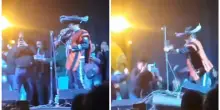 “C’erano studenti minorenni, docenti e musicisti di una banda mariachi”: crolla all’improvviso il palco durante una festa scolastica in Perù – IL VIDEO