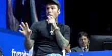 “Il pensiero suicida è un feto che cresce nel cranio ogni giorno e ti sussurra ‘basta’. Questa è la storia di uno che non ce l’ha fatta”: Fedez si racconta in un libro