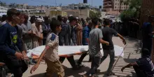 Gaza, Israele: “L’esercito ha ampliato le operazioni terrestri”. Msf: “Ospedale Nasser pieno di palestinesi feriti durante la distribuzione di cibo”