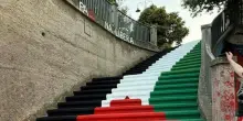 La scalinata si tinge dei colori della bandiera della Palestina: il gesto di solidarietà delle donne di Orgosolo