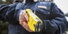 Pescara, morto dopo essere stato colpito con il taser. Il padre: “Era necessario usarlo? Conoscevano le sue patologie”