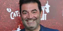 Max Giusti passa a Mediaset: “Ha dimostrato versatilità, ironia e una naturale capacità di rinnovarsi”