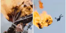 “Avevo solo 10 secondi, poi sarei potuto bruciare anche io”: Tom Cruise centra il Guinnes World Record per essersi lanciato 16 volte con il paracadute in fiamme – VIDEO