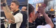 “Trovate qualcuno che vi guardi come lui guarda lei”: Andrea Iannone in prima fila a San Siro per Elodie, il suo sguardo è virale