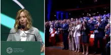 “L’imbarazzante” standing ovation dei commercialisti per Giorgia Meloni: l’applauso mette a disagio perfino la premier