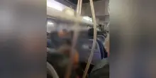 Paura sul volo Cagliari-Linate, giù le maschere d’ossigeno dopo una manovra del pilota: il video a bordo dell’aereo