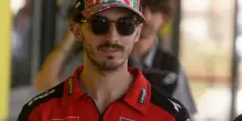 Bagnaia nervoso: si arrabbia e prende in giro la sua Ducati. I gesti di stizza durante le prove al Mugello