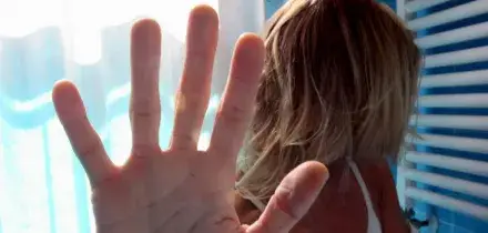 Caltanissetta, infastidito dalla ninna nanna per addormentare il bimbo il marito picchia la moglie