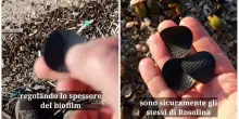 Migliaia di “patatine” di plastica nera invadono le coste della Puglia, è allarme: “È una perdita costante, uno scempio”. Ecco cosa sono