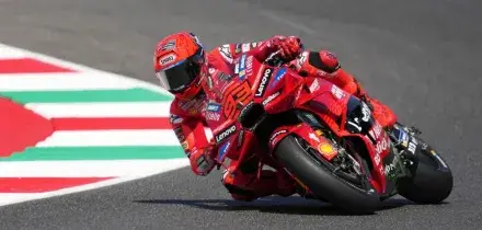 MotoGp: Pole a Bezzecchi, ma nella sprint race cade e vince Acosta. Subito polemiche