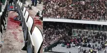 Cede un pezzo di tribuna, i tifosi spinti dalla calca precipitano nel vuoto: tragedia in Algeria