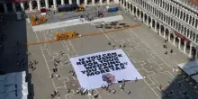 La protesta contro Bezos è giusta: ormai nello spazio urbano ogni presenza non commerciale è un intralcio